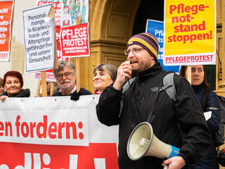 20221115_KPÖ-Pflegepetition-Übergabe-4.jpg